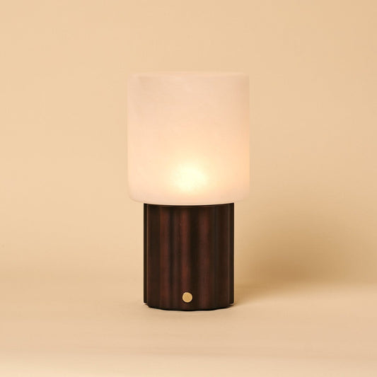 Tischlampe 'Frank Dark' aus Holz mit Glasschirm - wiederaufladbar, dimmbar