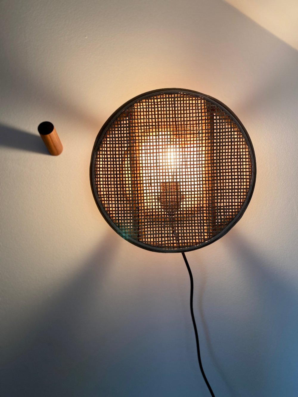 Runde Wandleuchte aus Rattan