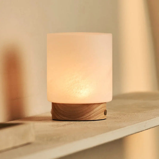 Holztischlampe 'Pien' mit Glasschirm - wiederaufladbar, dimmbar