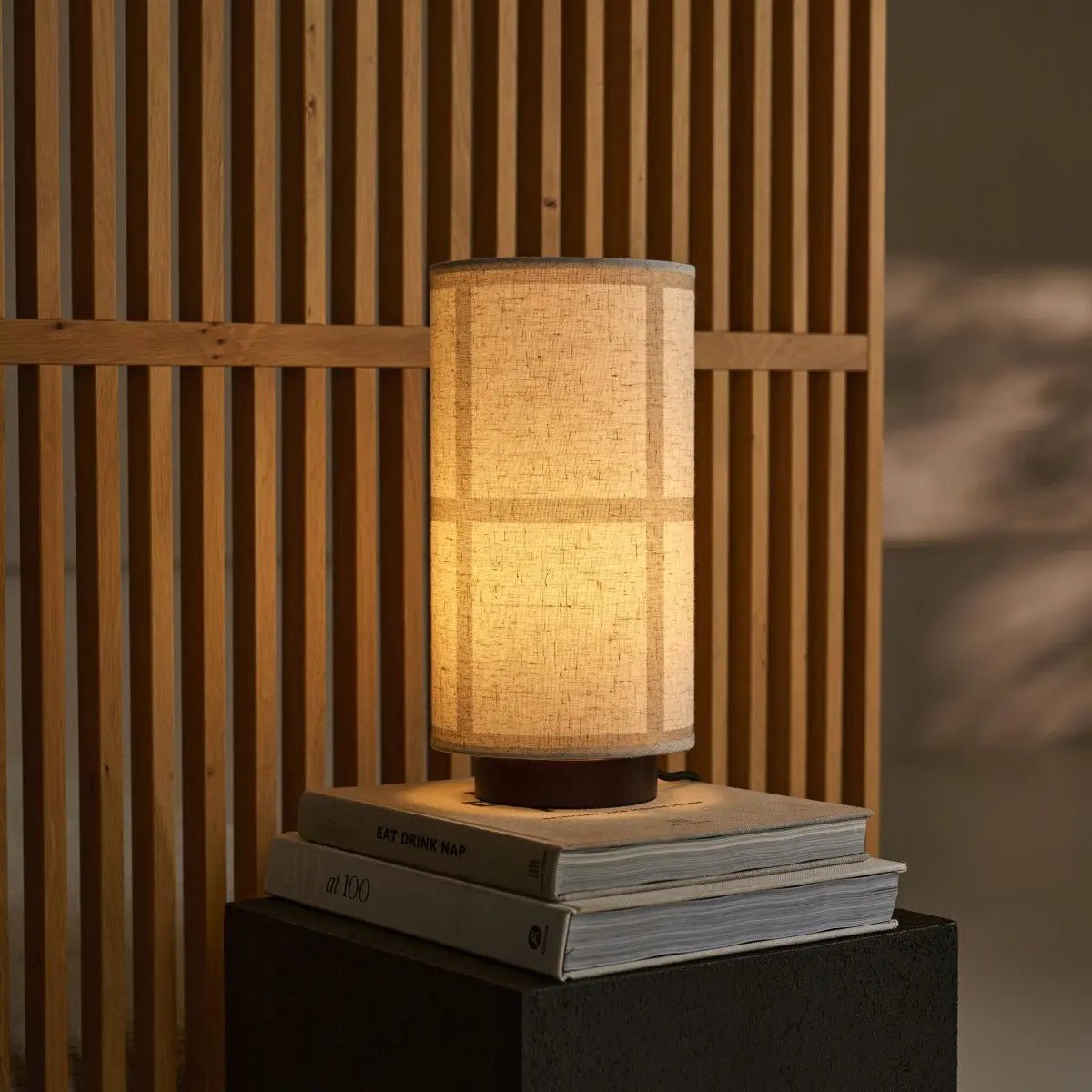 Tischlampe 'Sakura' mit Leinenschirm, handgefertigte und stilvolle Beleuchtung