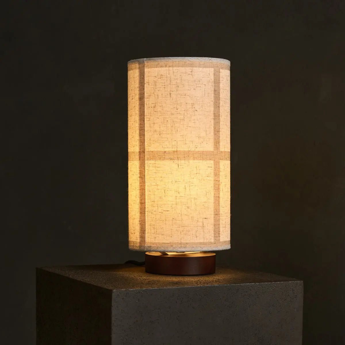 Tischlampe 'Sakura' mit Leinenschirm, handgefertigte und stilvolle Beleuchtung