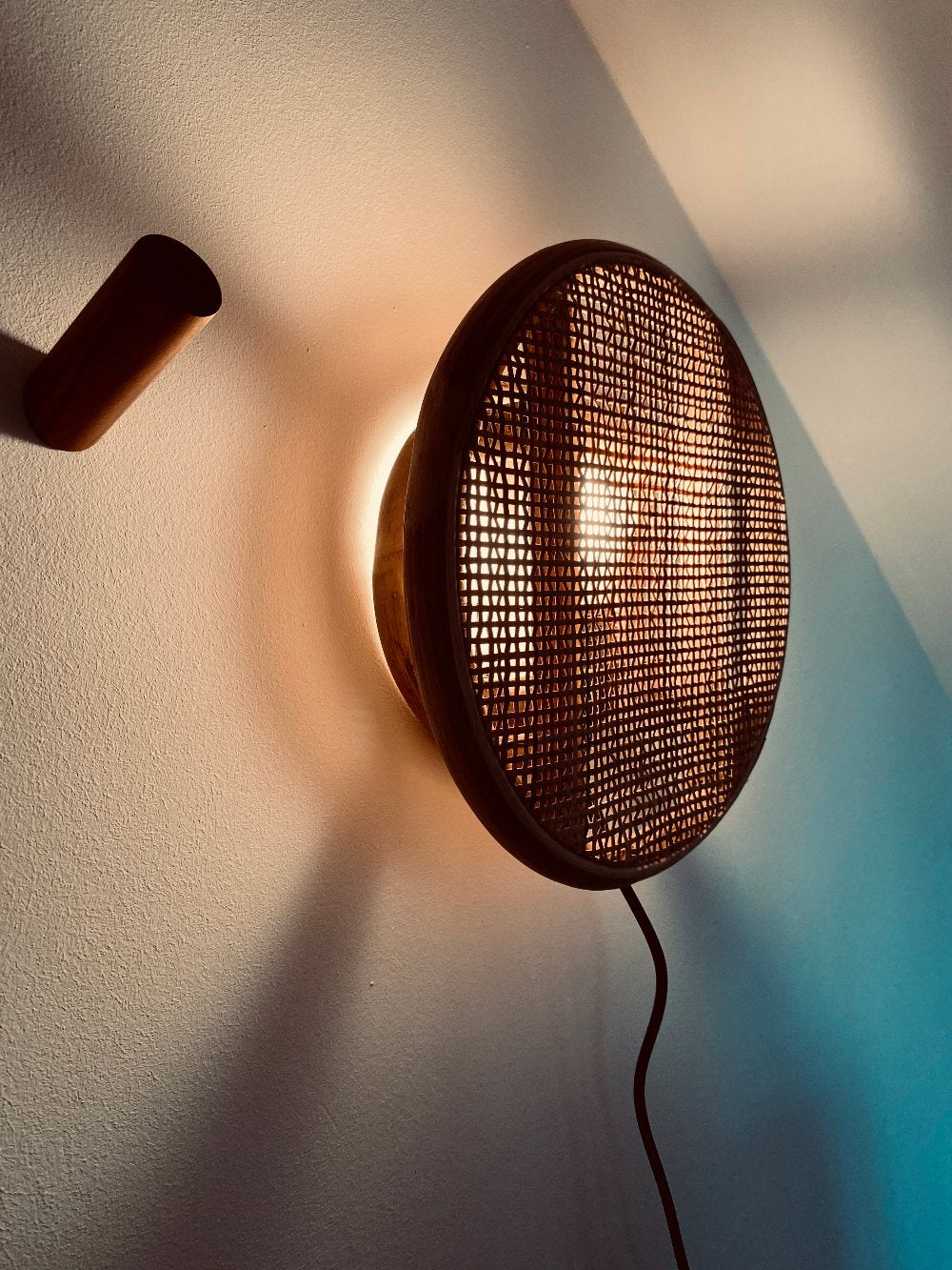 Runde Wandleuchte aus Rattan