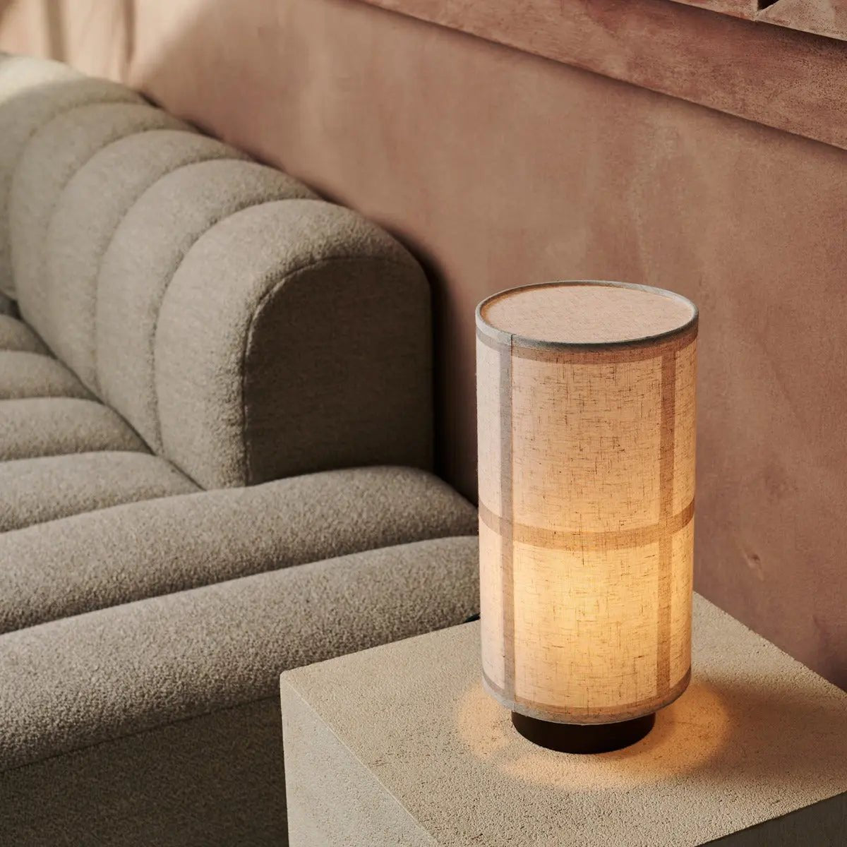 Tischlampe 'Sakura' mit Leinenschirm, handgefertigte und stilvolle Beleuchtung
