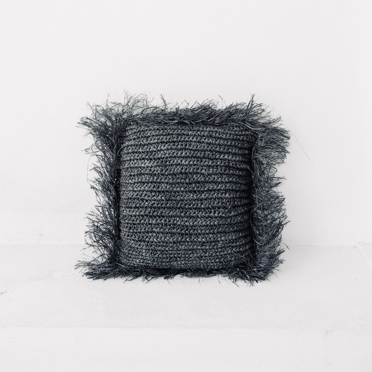 Raffia-Kissen mit Füllung - GANDI Anthrazit Bast