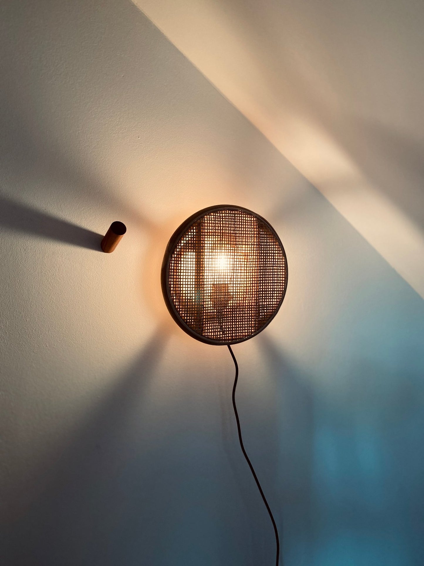 Runde Wandleuchte aus Rattan