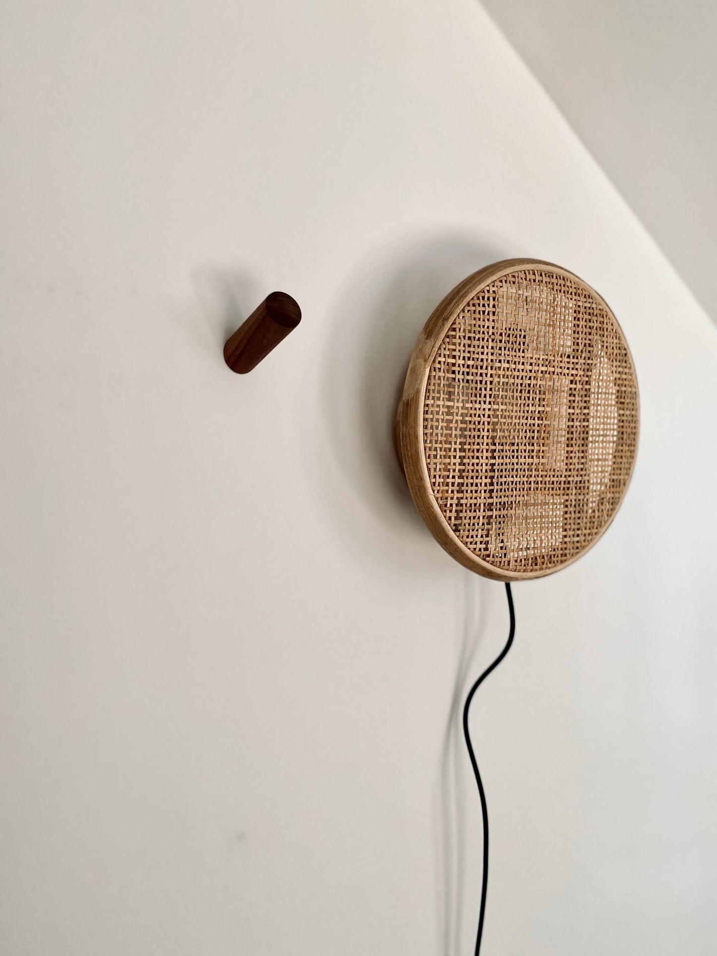 Runde Wandleuchte aus Rattan