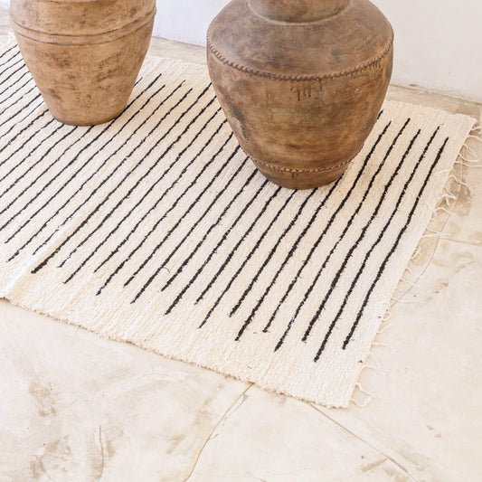 Teppich KERTA aus weißer Baumwolle mit schwarzen Streifen, handgewebt (2 Größen)