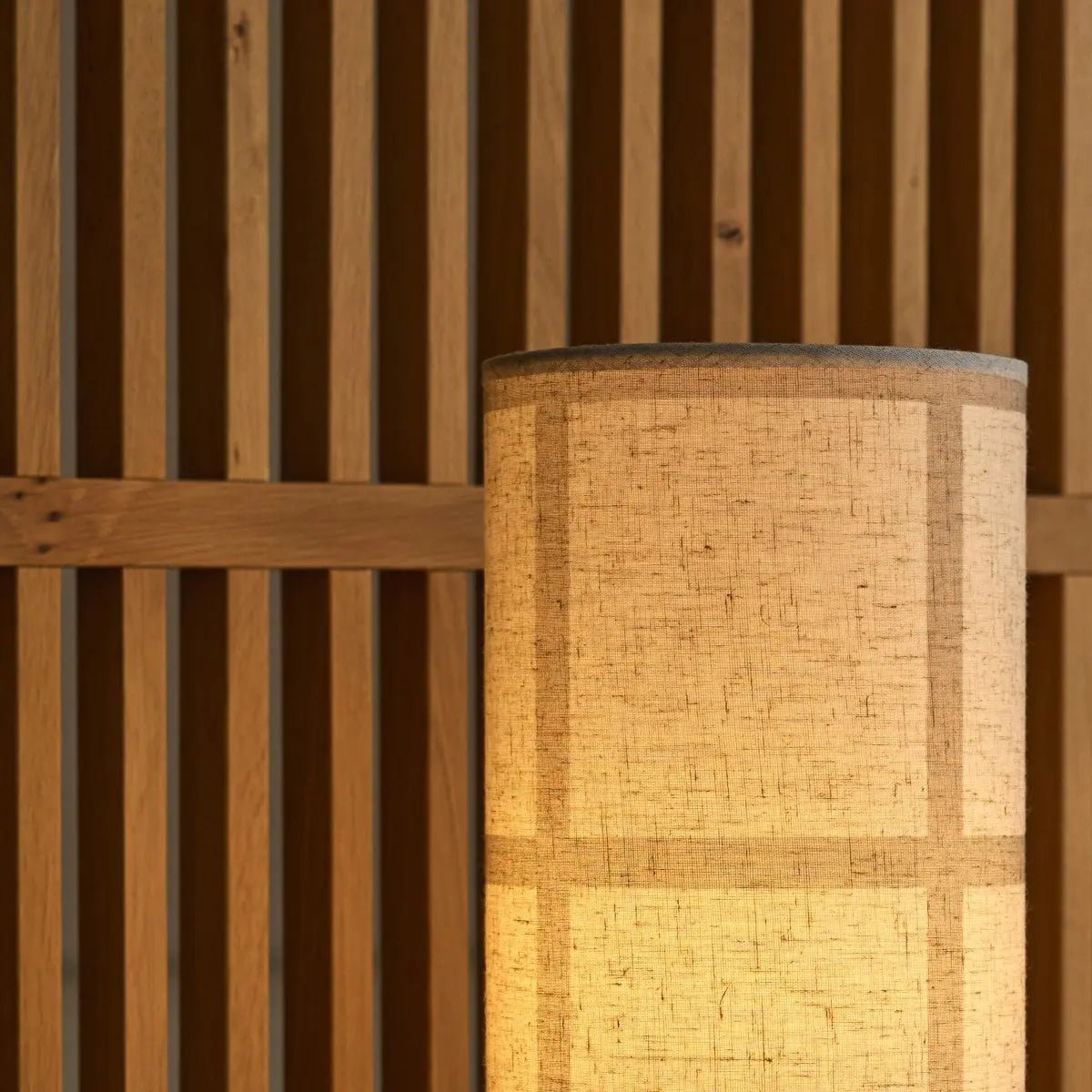 Tischlampe 'Sakura' mit Leinenschirm, handgefertigte und stilvolle Beleuchtung
