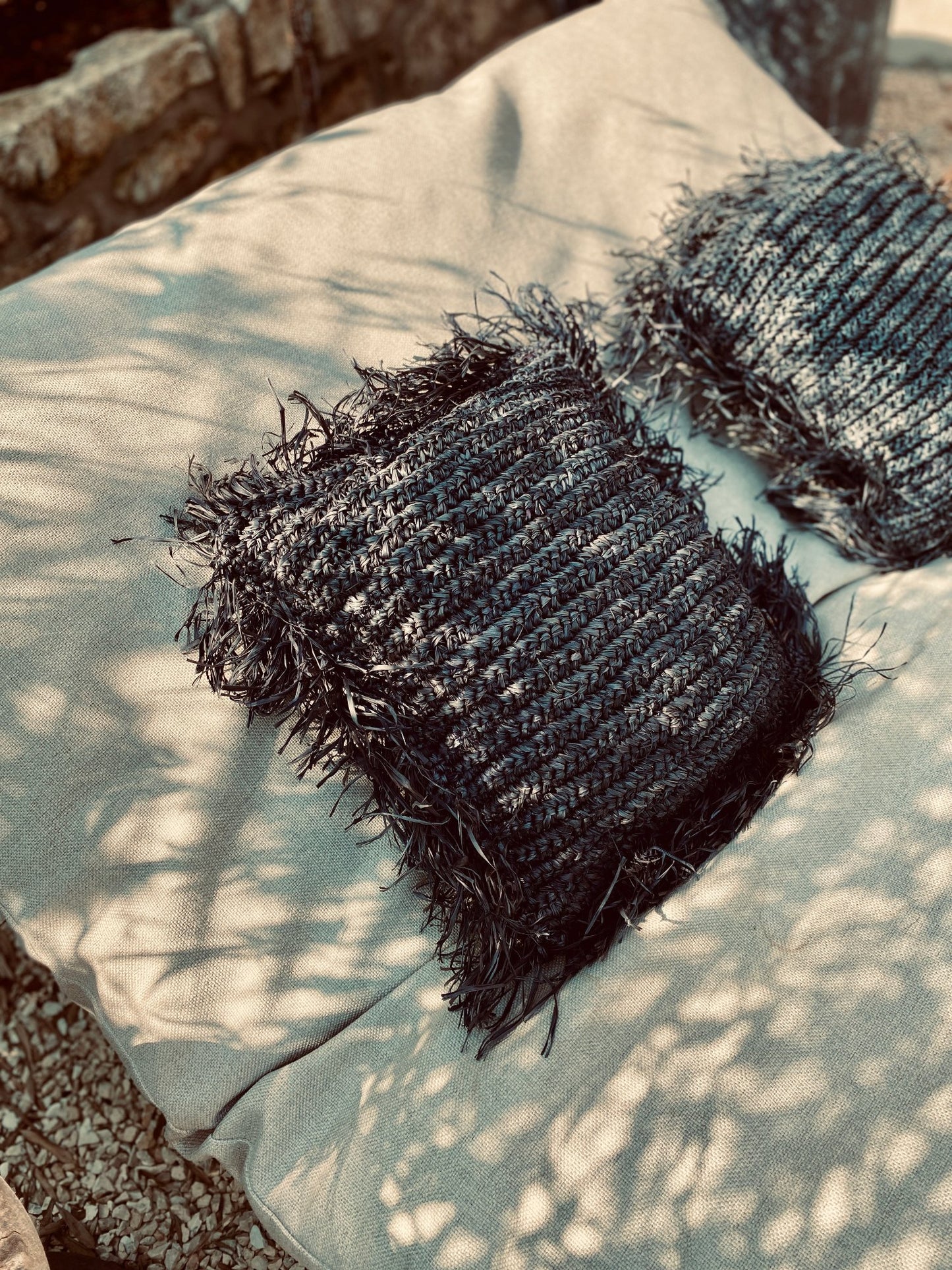 Raffia-Kissen mit Füllung - GANDI Anthrazit Bast