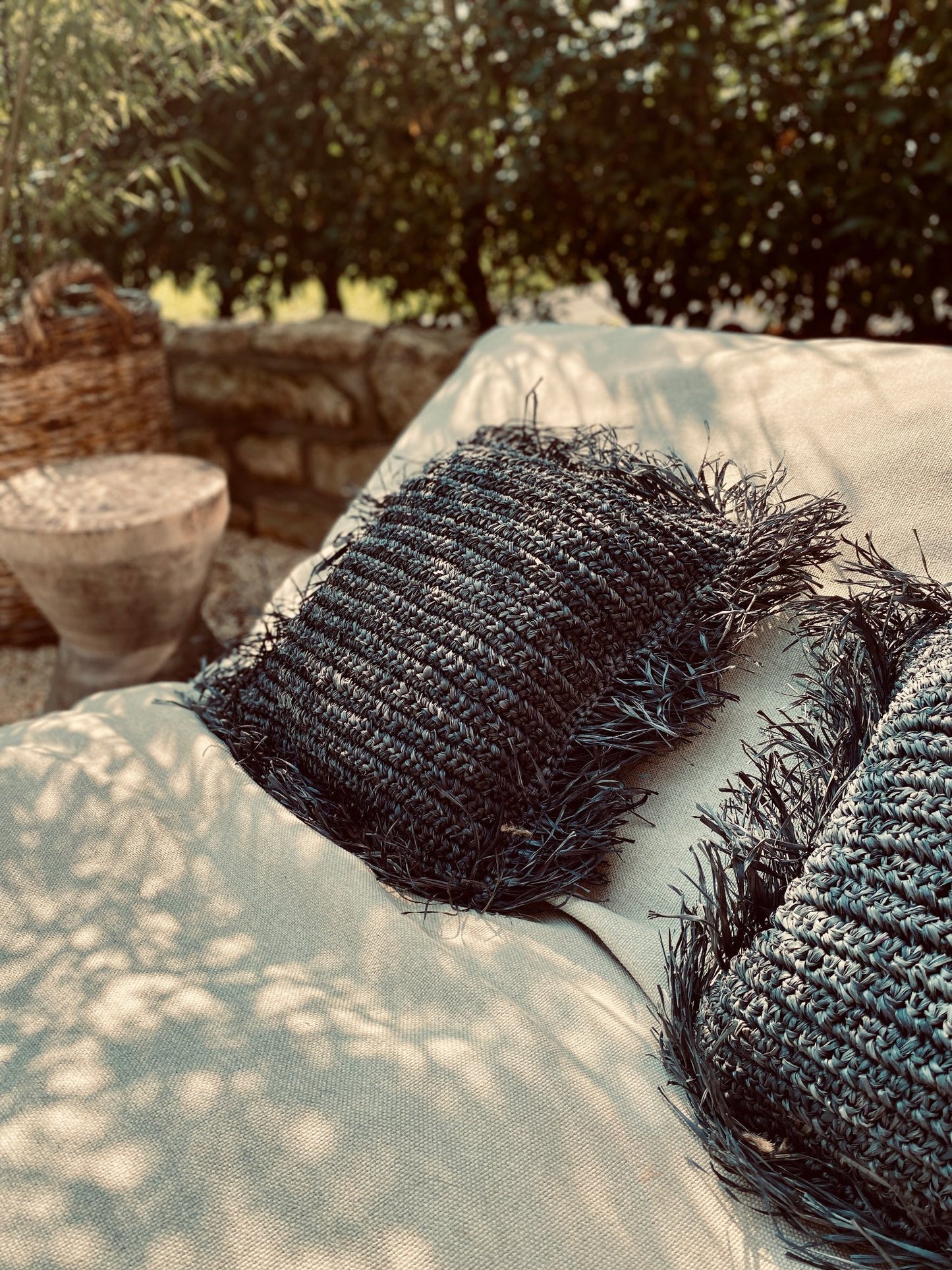 Raffia-Kissen mit Füllung - GANDI Anthrazit Bast