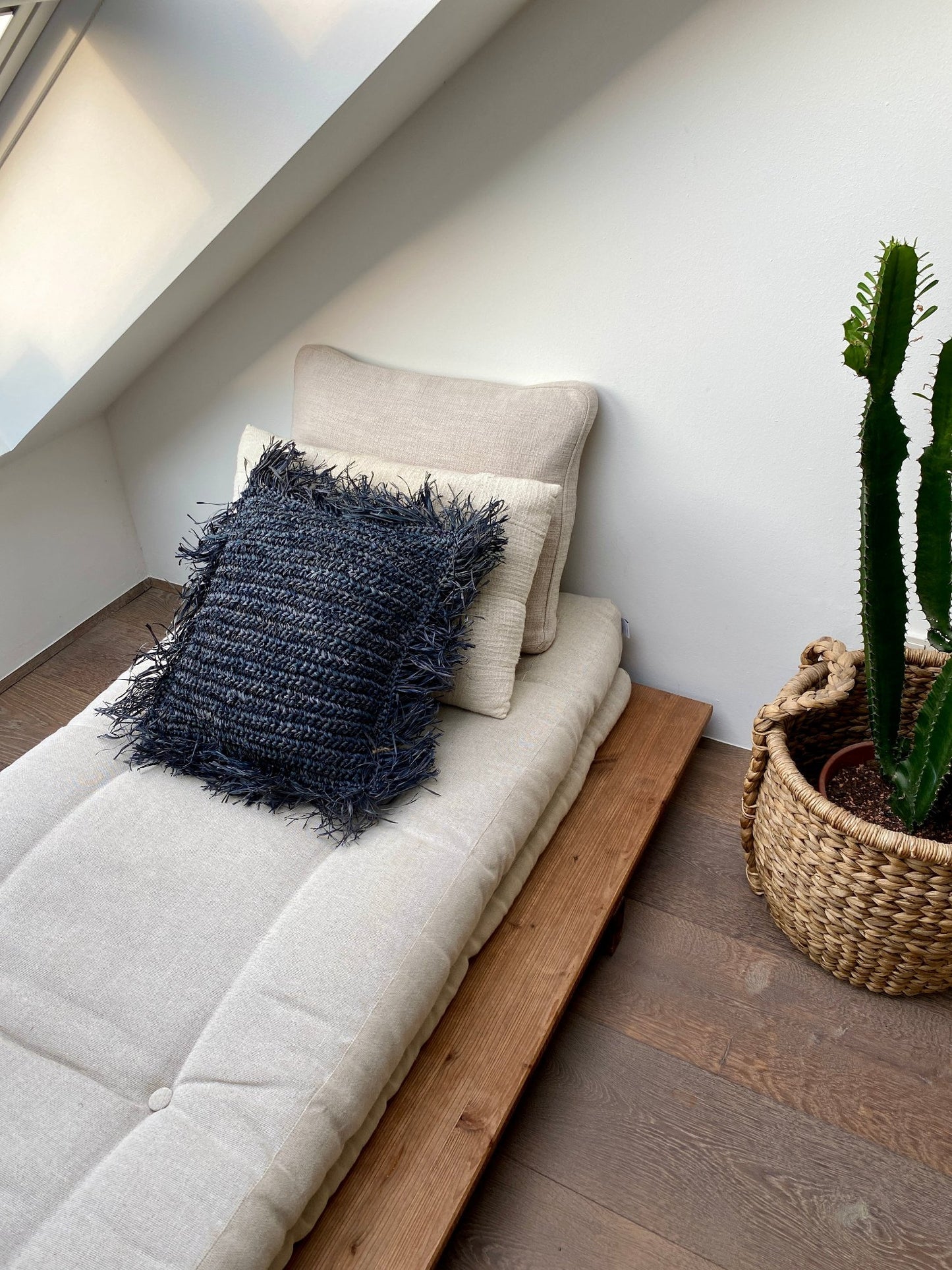 Raffia-Kissen mit Füllung - GANDI Anthrazit Bast
