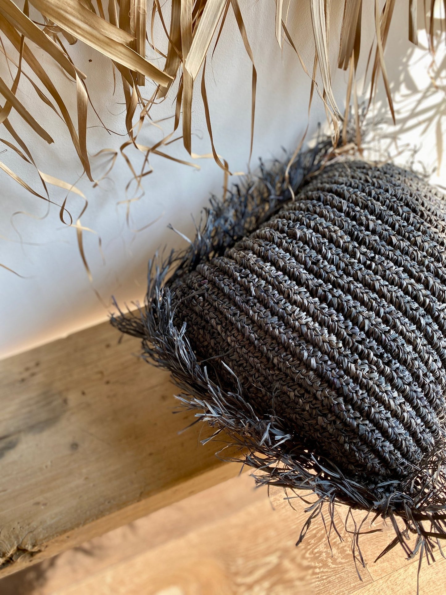 Raffia-Kissen mit Füllung - GANDI Anthrazit Bast