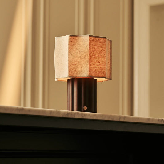Tischlampe 'Eloïsa' aus Holz mit Leinenschirm - wiederaufladbar, dimmbar