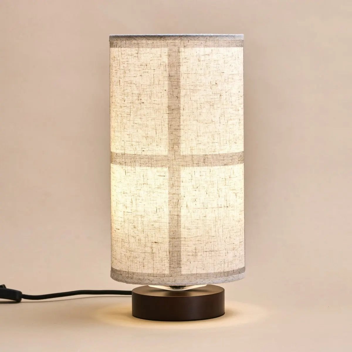 Dunkelbraune Tischlampe 'Sakura', Leinenmix-Schatten und stilvolle Beleuchtung