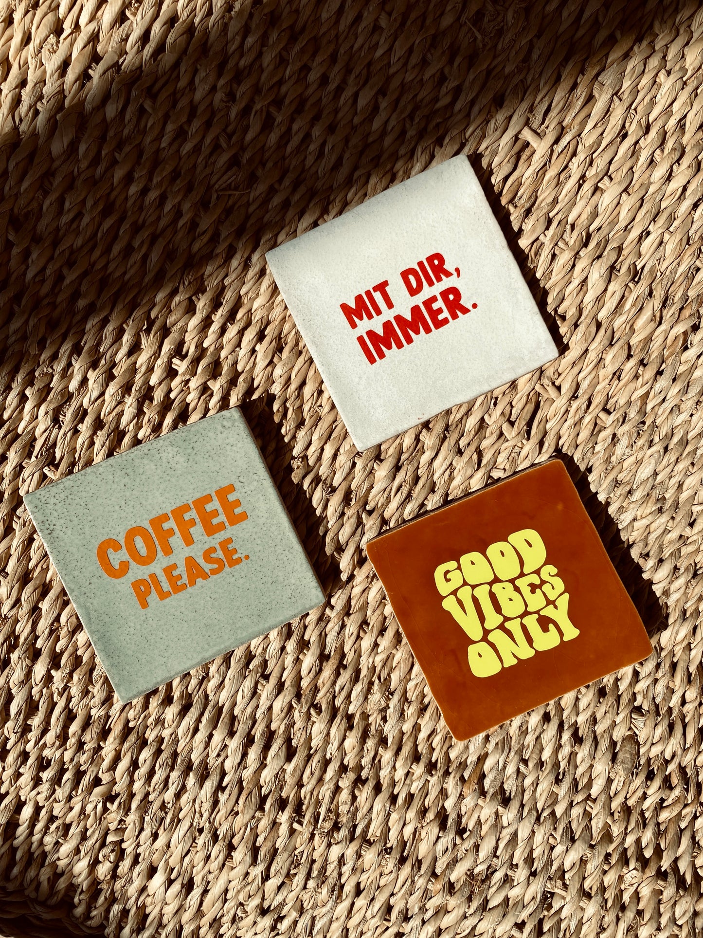 Keramik-Fliese 'happy quotes' - Deko-Kachel, handmade in spain