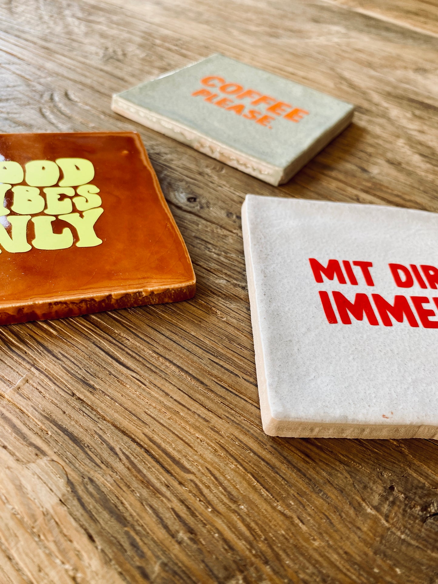 Keramik-Fliese 'happy quotes' - Deko-Kachel, handmade in spain