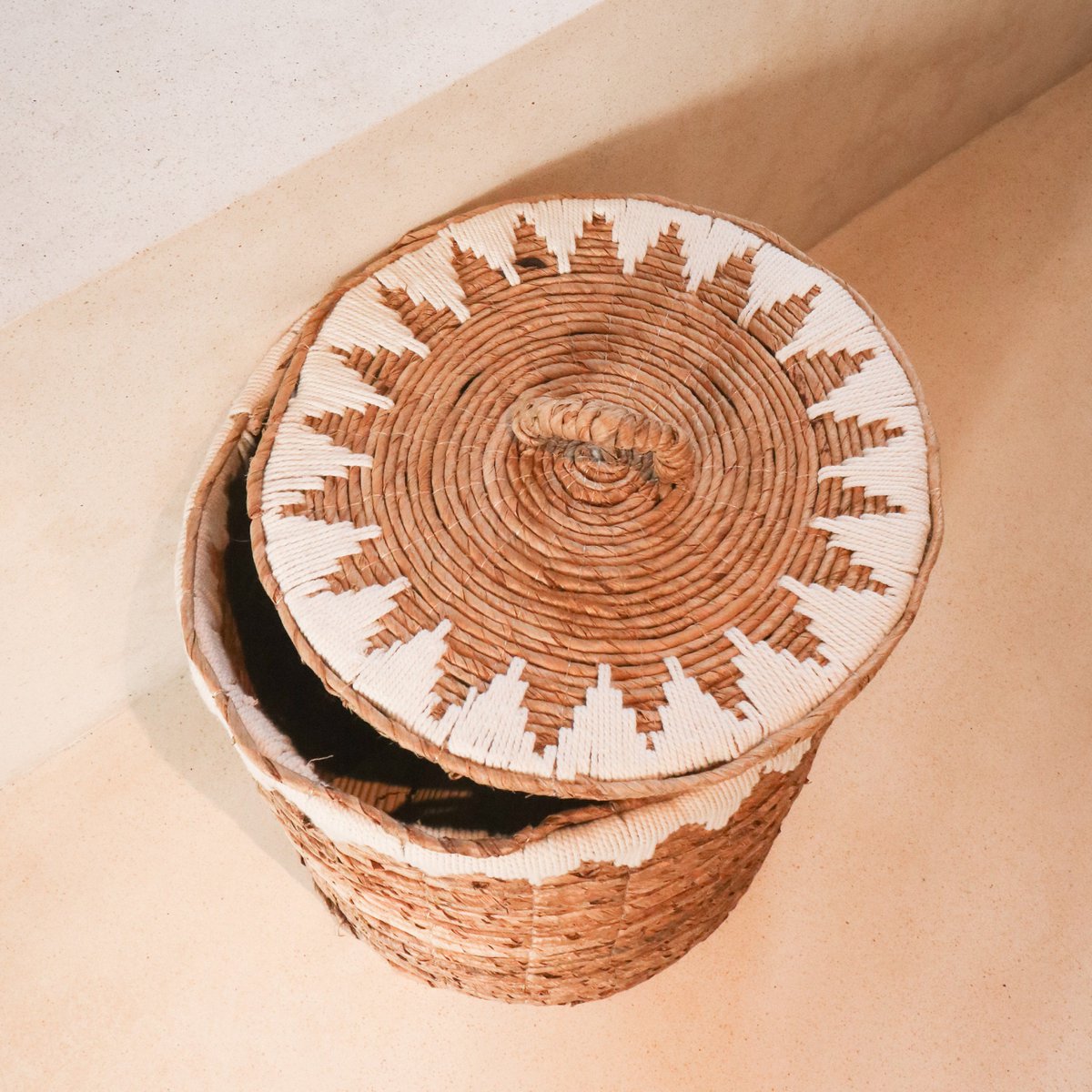 Wäschekorb mit Deckel aus Bananenfaser EMPAT - Großer Wäschekorb mit weißem Baumwoll-Makramee (2 Größen)