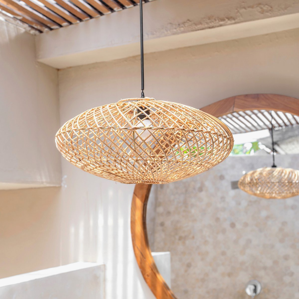 Natürlicher Lampenschirm ARANA, flache Deckenleuchte - Hängelampe aus Rattan