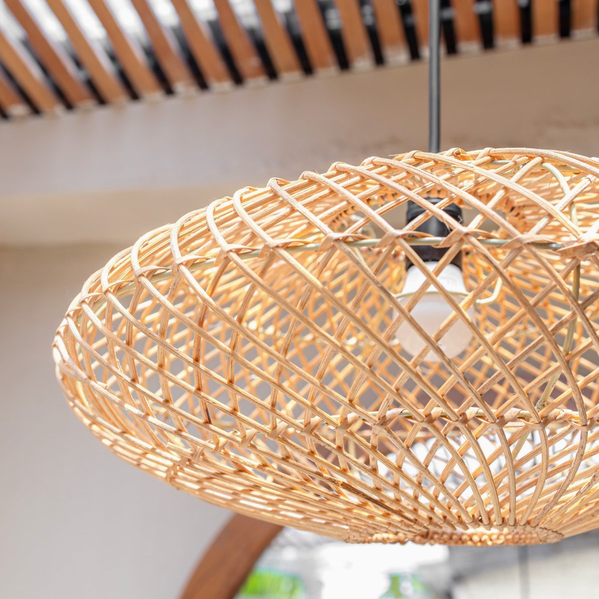 Natürlicher Lampenschirm ARANA, flache Deckenleuchte - Hängelampe aus Rattan