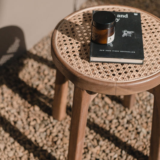 Holzhocker CARAMIN aus Trembesi und geflochtenem Rattan