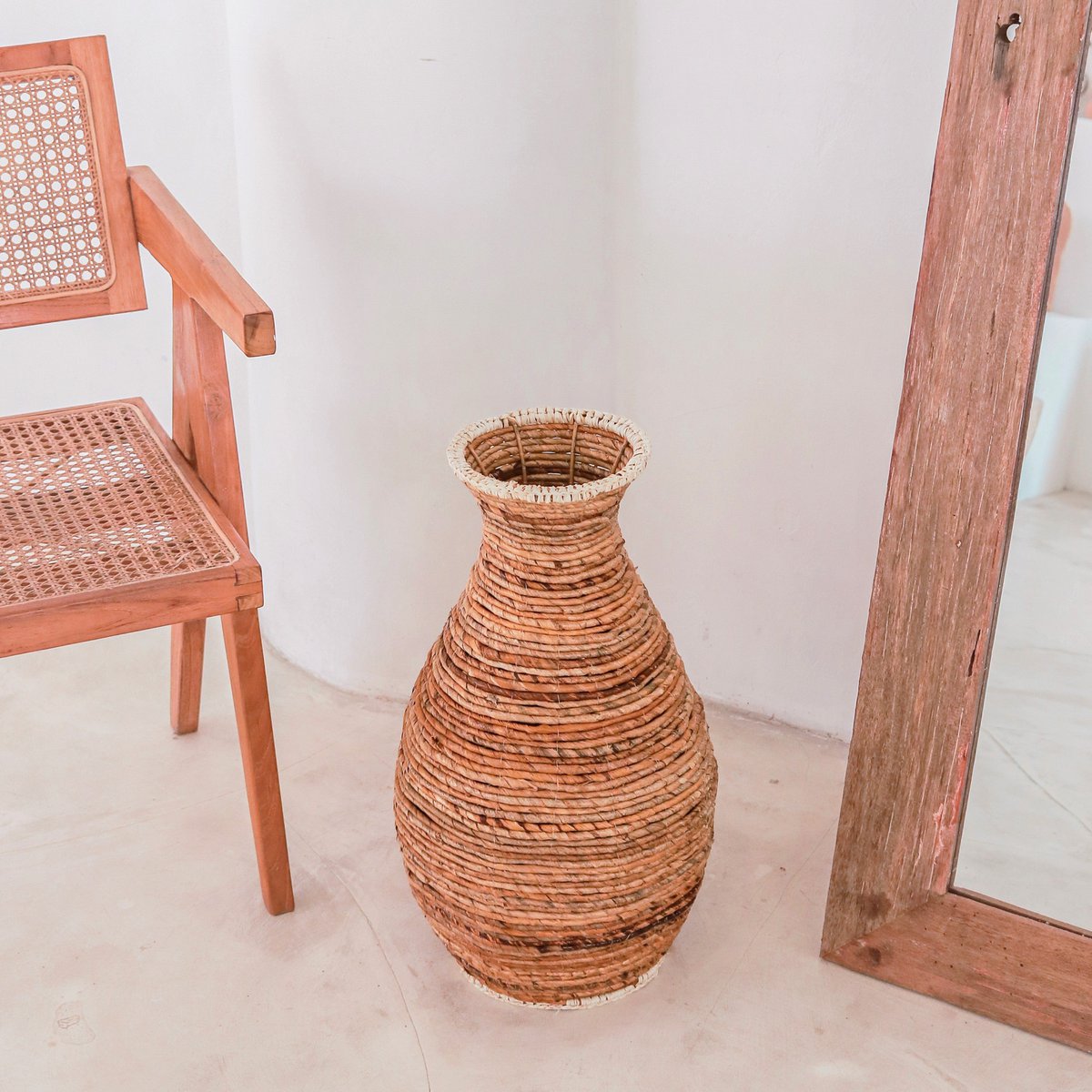 Geflochtene Boho Vase TUMBAK aus Bananenfaser und Bast