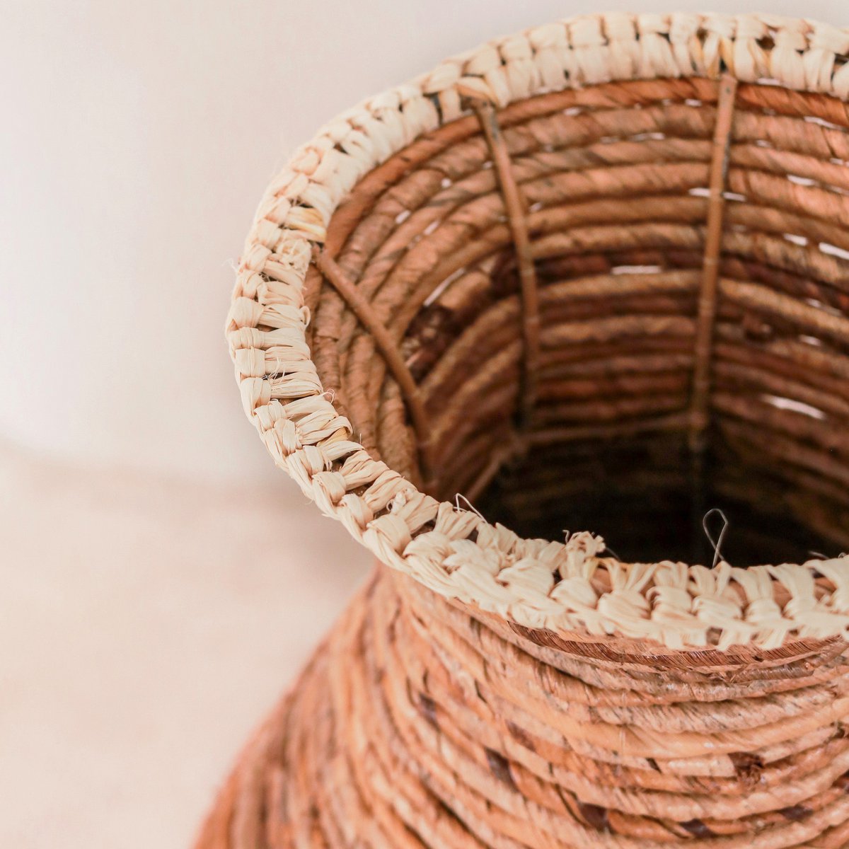 Geflochtene Boho Vase TUMBAK aus Bananenfaser und Bast