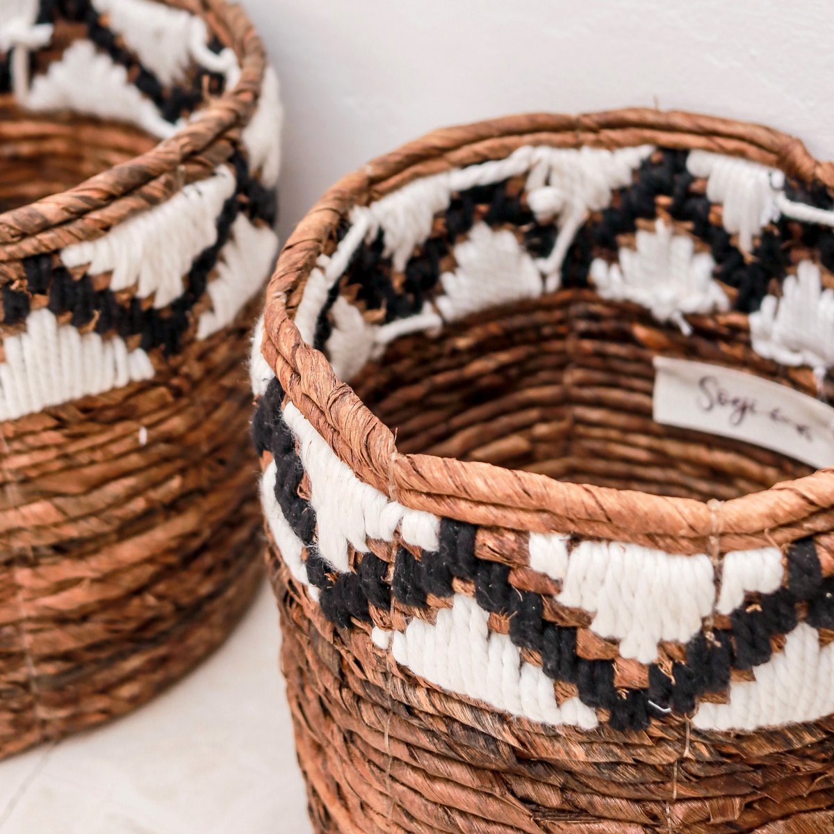 Kleiner Korb für Pflanzen oder als Aufbewahrungskorb - Gewebter Boho-Korb SADARA mit Makramee-Muster