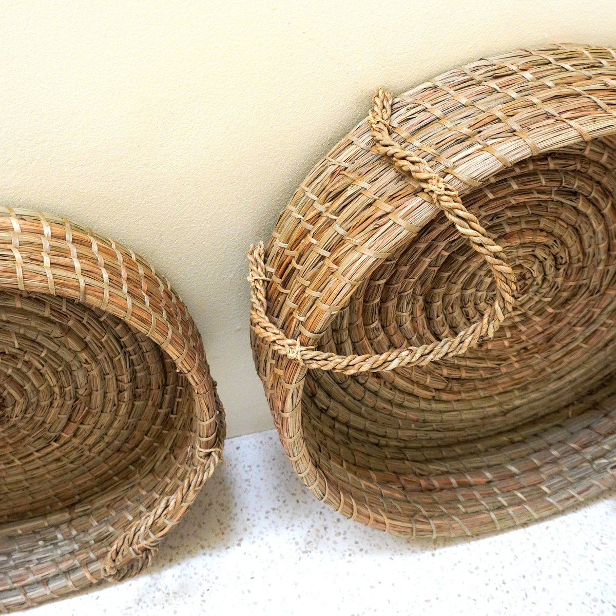 Rundes Tablett aus Seegras PINTU Dekoratives Serviertablett (2 Größen)