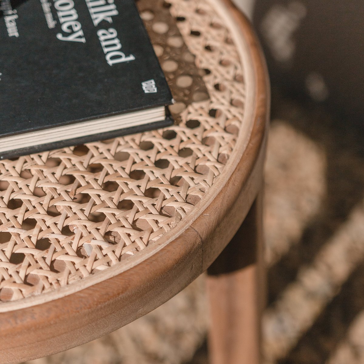 Holzhocker CARAMIN aus Trembesi und geflochtenem Rattan