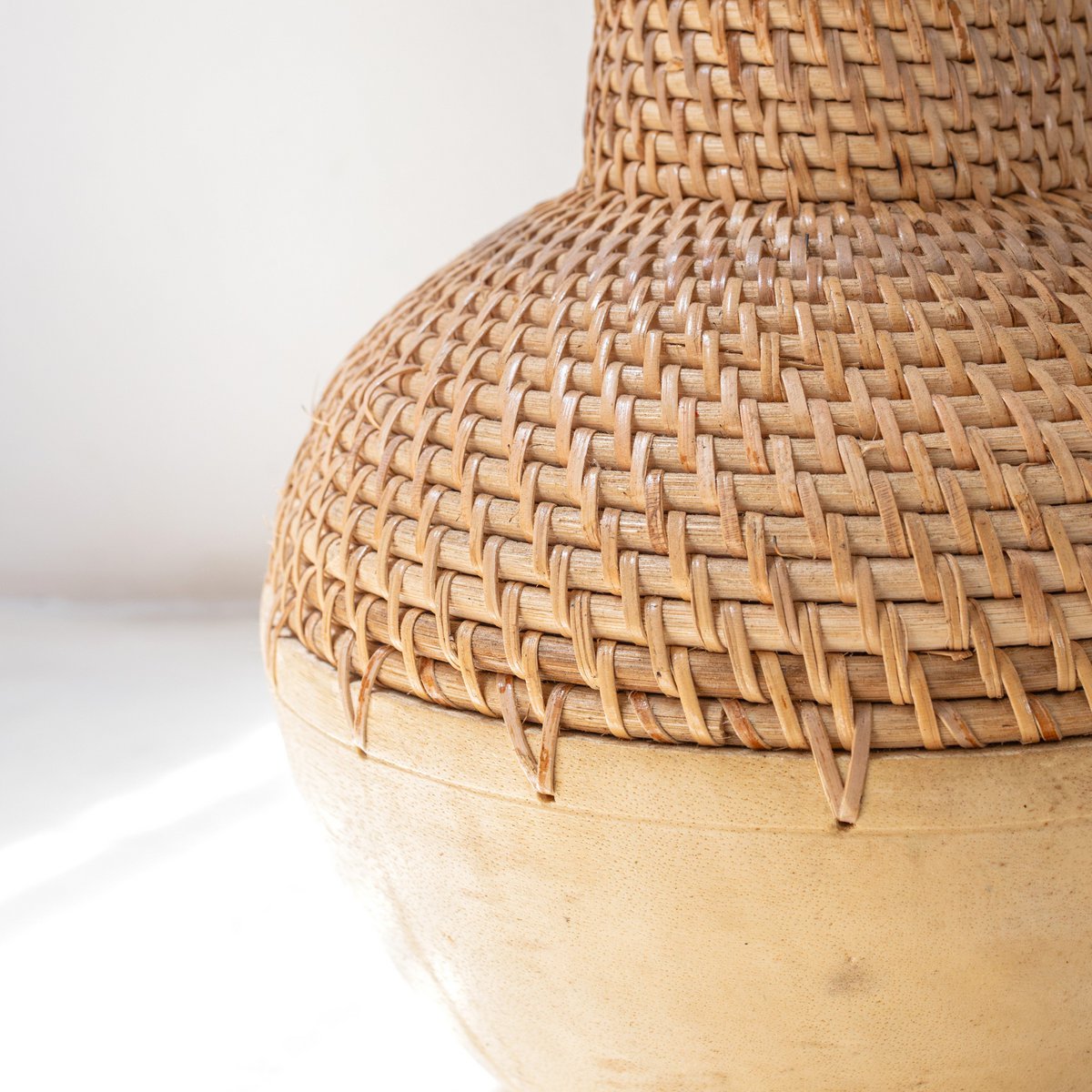 Woven boho vase KAMARI made of rattan and wood