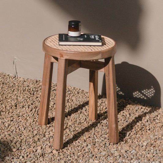 Holzhocker CARAMIN aus Trembesi und geflochtenem Rattan