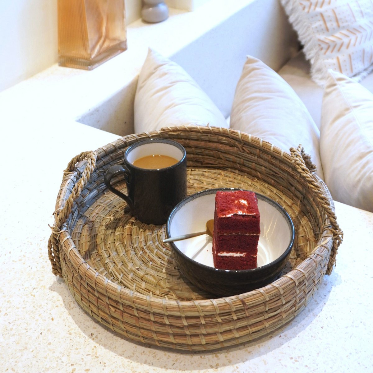 Rundes Tablett aus Seegras PINTU Dekoratives Serviertablett (2 Größen)