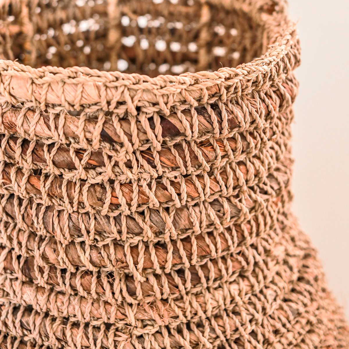 Gewebte Boho-Vase SAKRA aus Bananenfasern und Bast