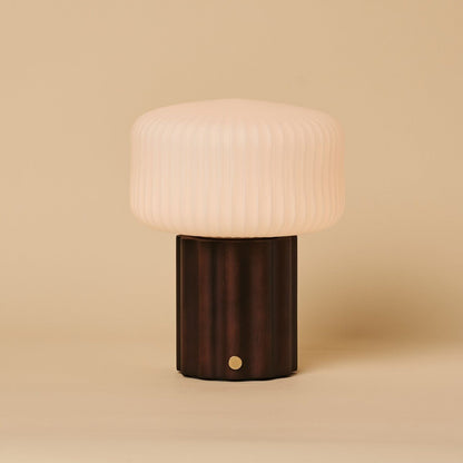 Tischlampe 'Robin Dark' aus Holz mit Glasschirm - wiederaufladbar, dimmbar