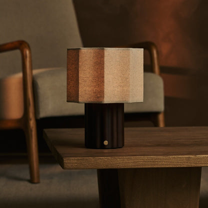 Tischlampe 'Eloïsa' aus Holz mit Leinenschirm - wiederaufladbar, dimmbar