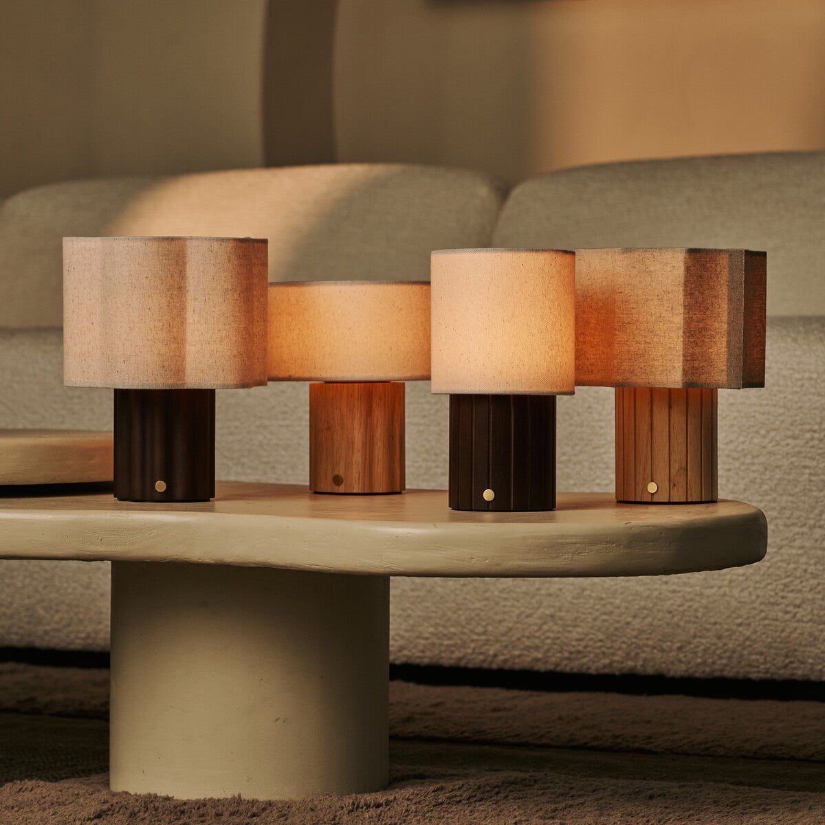 Tischlampe 'Eloïsa' aus Holz mit Leinenschirm - wiederaufladbar, dimmbar