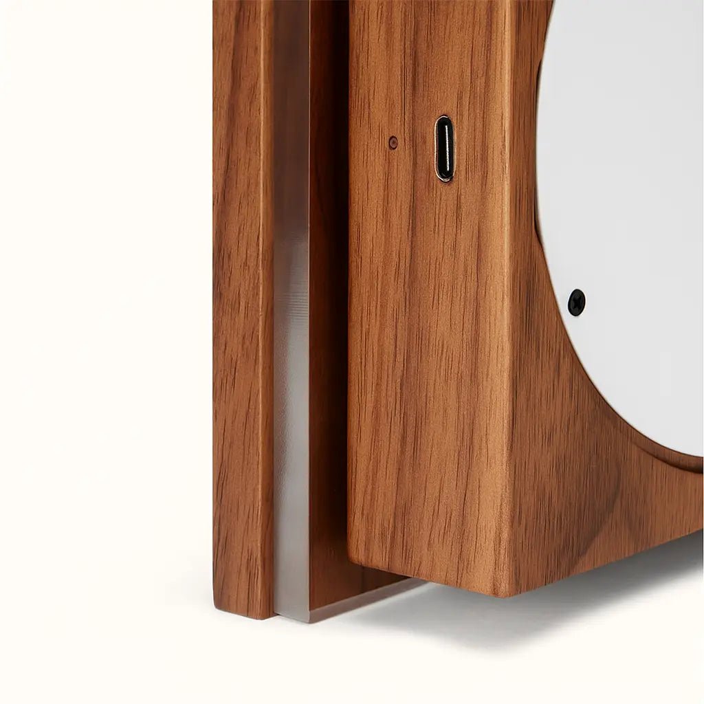 Wandleuchte 'Lane' walnuss - wiederaufladbare, dimmbare, nachhaltige Wandlampe