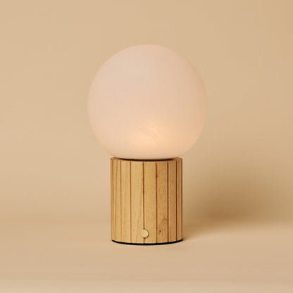 Holz Tischlampe 'Nadine' mit Glasschirm - wiederaufladbar, dimmbar