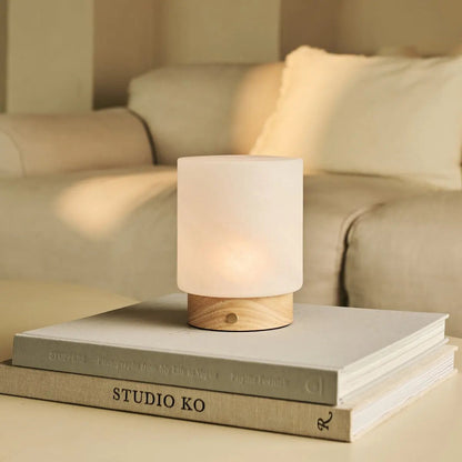 Holztischlampe 'Pien' mit Glasschirm - wiederaufladbar, dimmbar