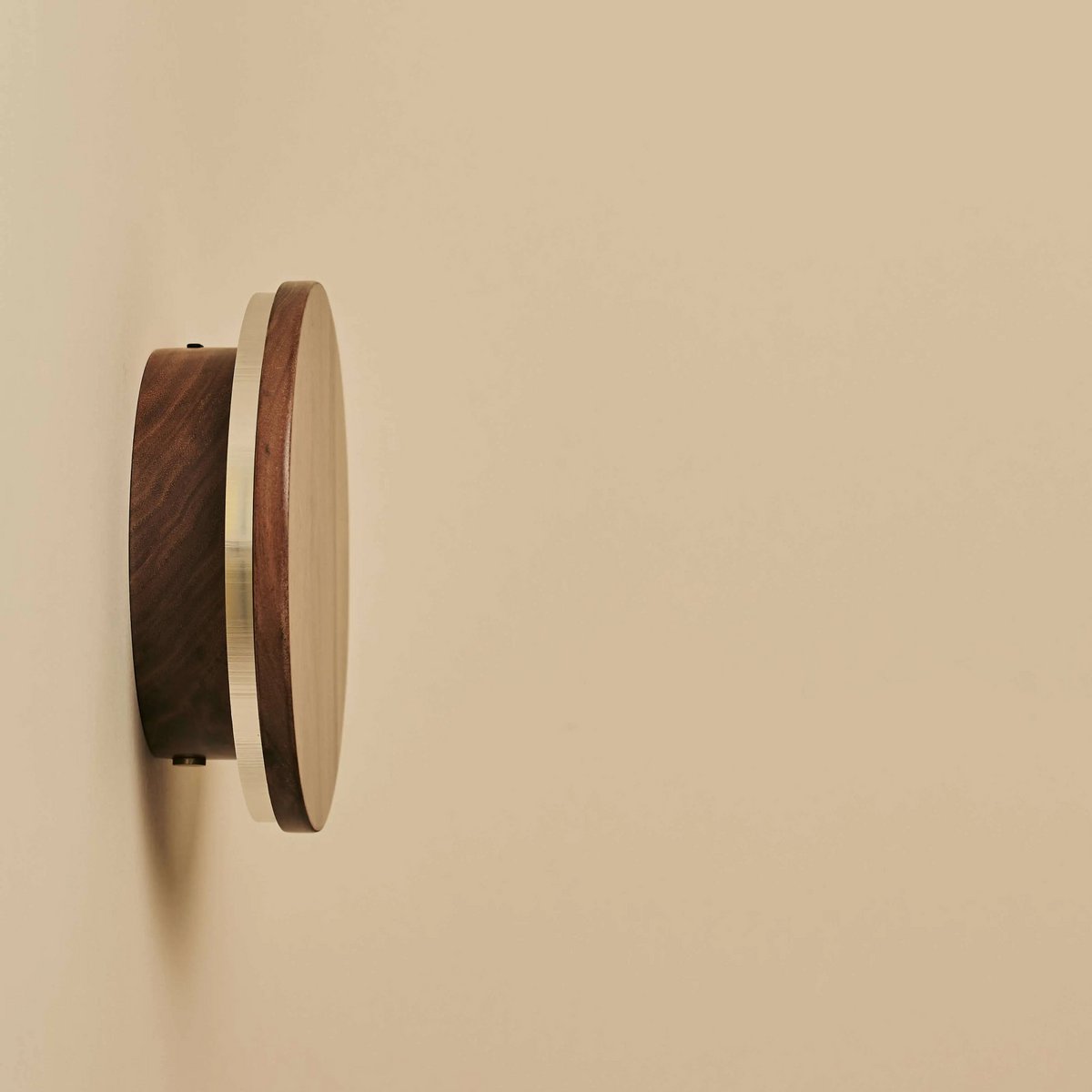 Schnurloses Wandlicht 'Lou' walnuss - wiederaufladbar, dimmbare, nachhaltig