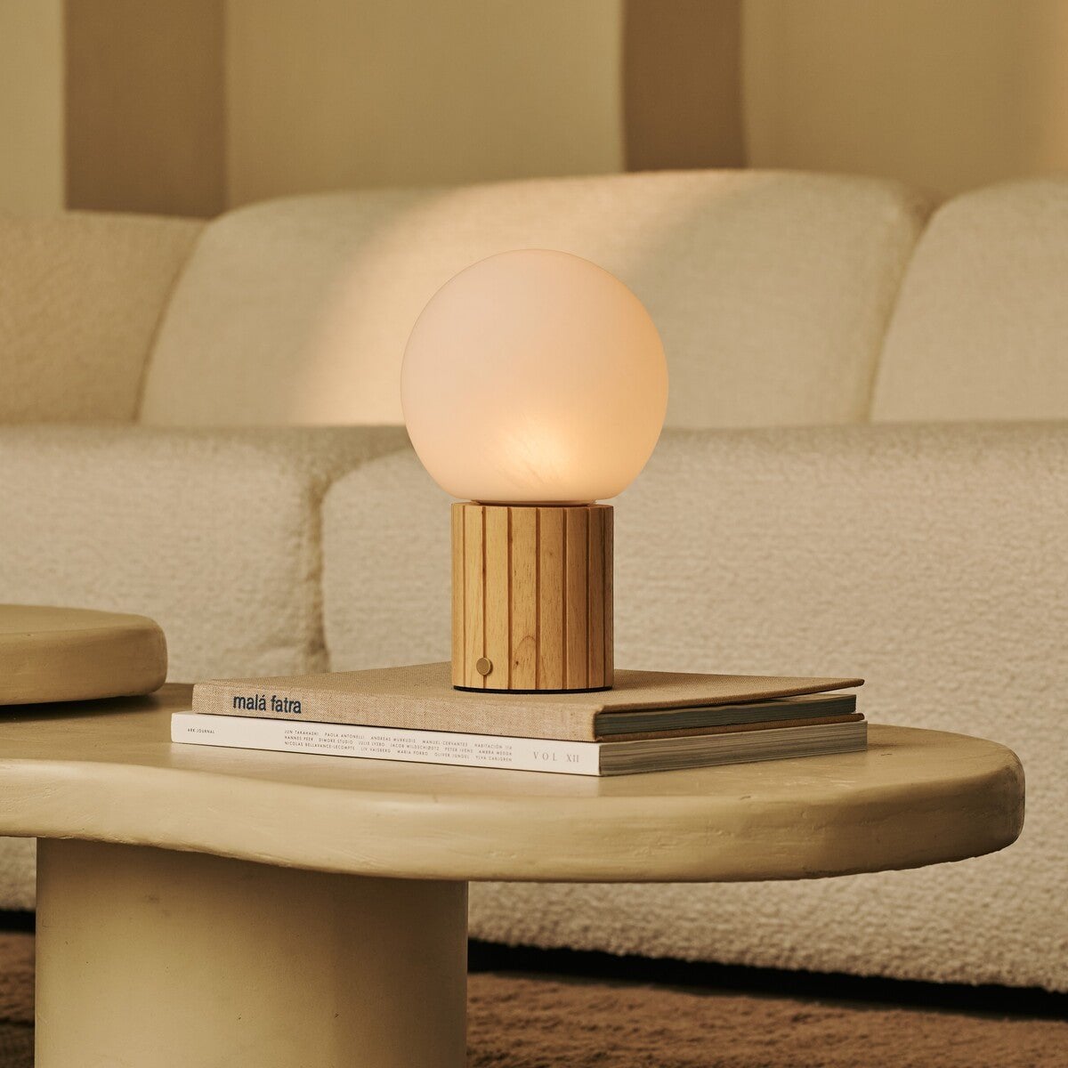 Holz Tischlampe 'Nadine' mit Glasschirm - wiederaufladbar, dimmbar