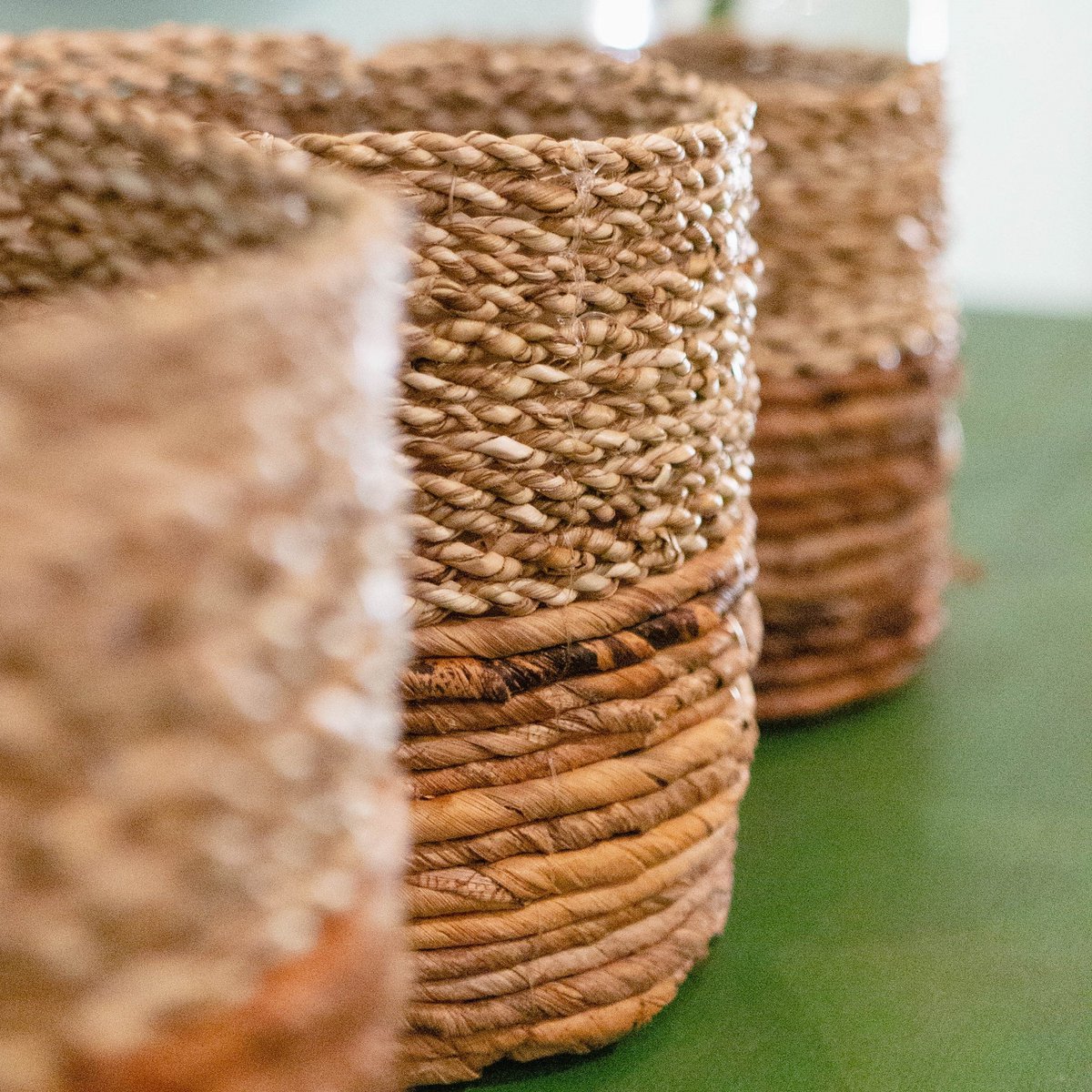 Kleiner Seegraskorb 'Bhinneka' (zweifarbig) - Pflanzenkorb, Gewebter Boho-Korb