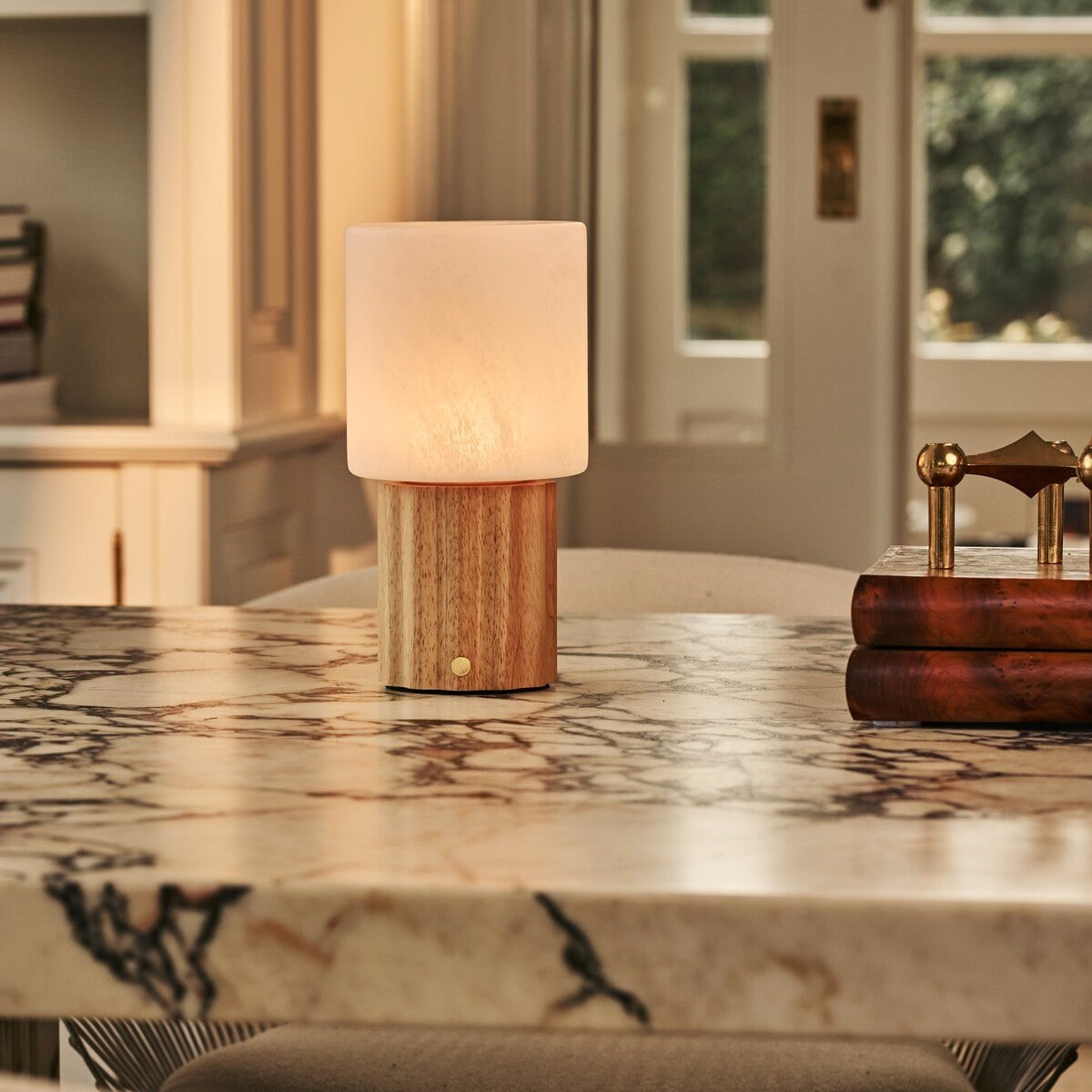 Tischlampe 'Frank' aus Holz mit Glasschirm - wiederaufladbar, dimmbar