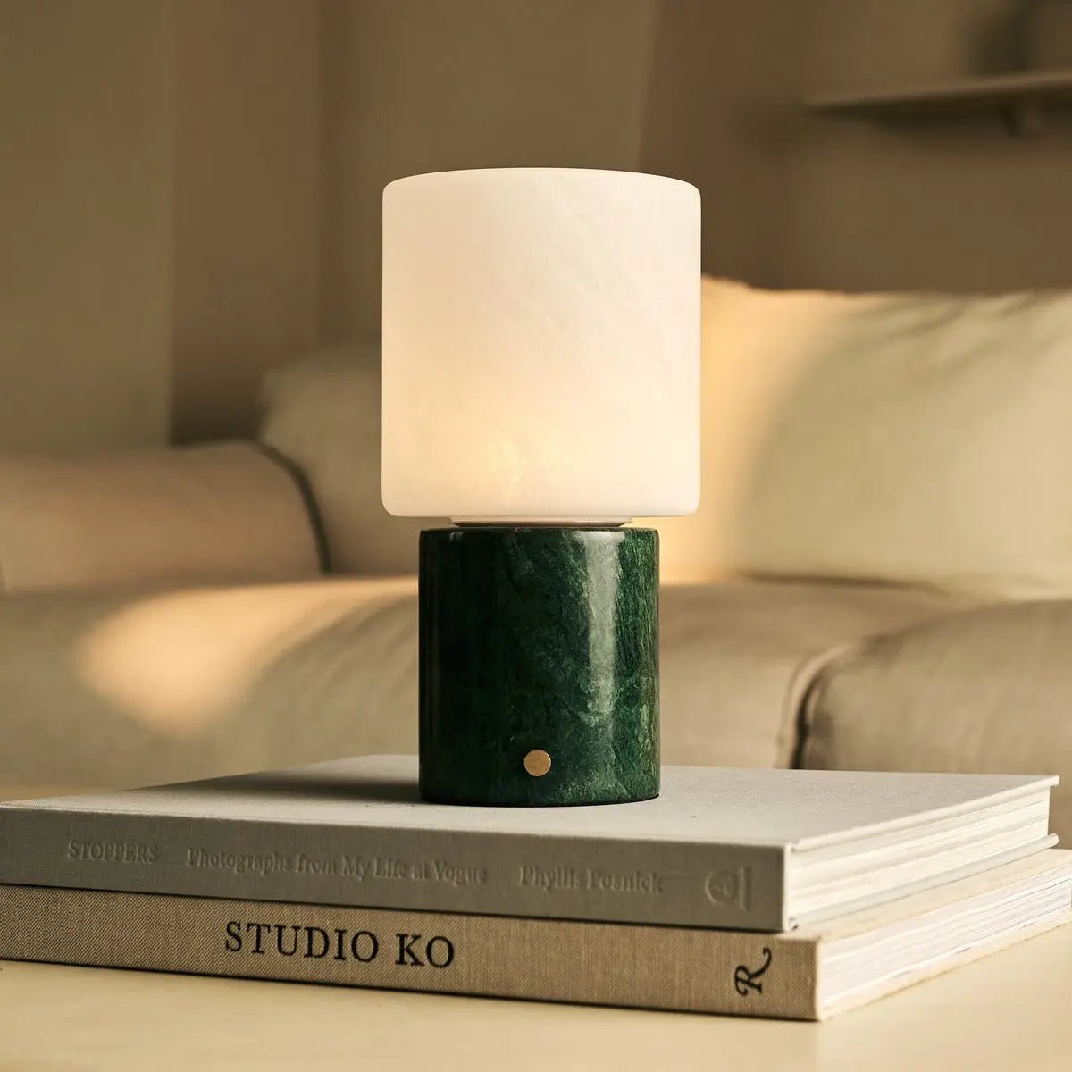 Wiederaufladbare Mamor-Tischlampe 'CuYP Green / Verde Alpi' - kabellos, 3 Lichtmodi