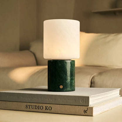 Wiederaufladbare Mamor-Tischlampe 'CuYP Green / Verde Alpi' - kabellos, 3 Lichtmodi