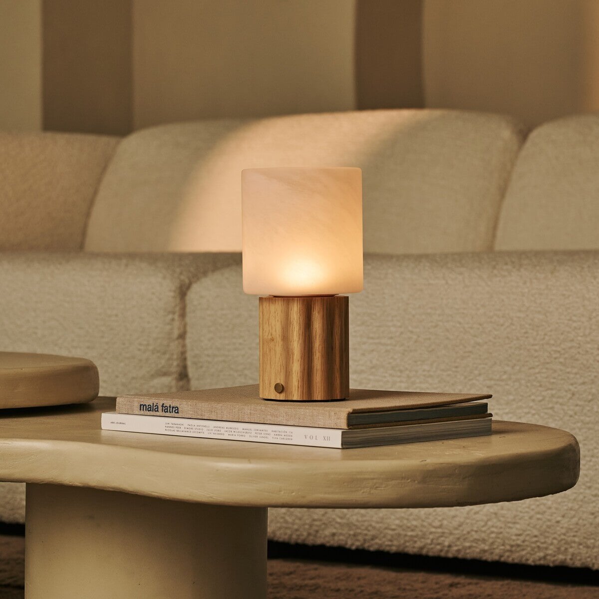 Tischlampe 'Frank' aus Holz mit Glasschirm - wiederaufladbar, dimmbar