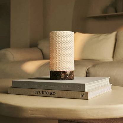 Wiederaufladbare Tischlampe 'Luna Marmor ' in 3D-gedrucktem Porzellan - schnurlos, dimmbar