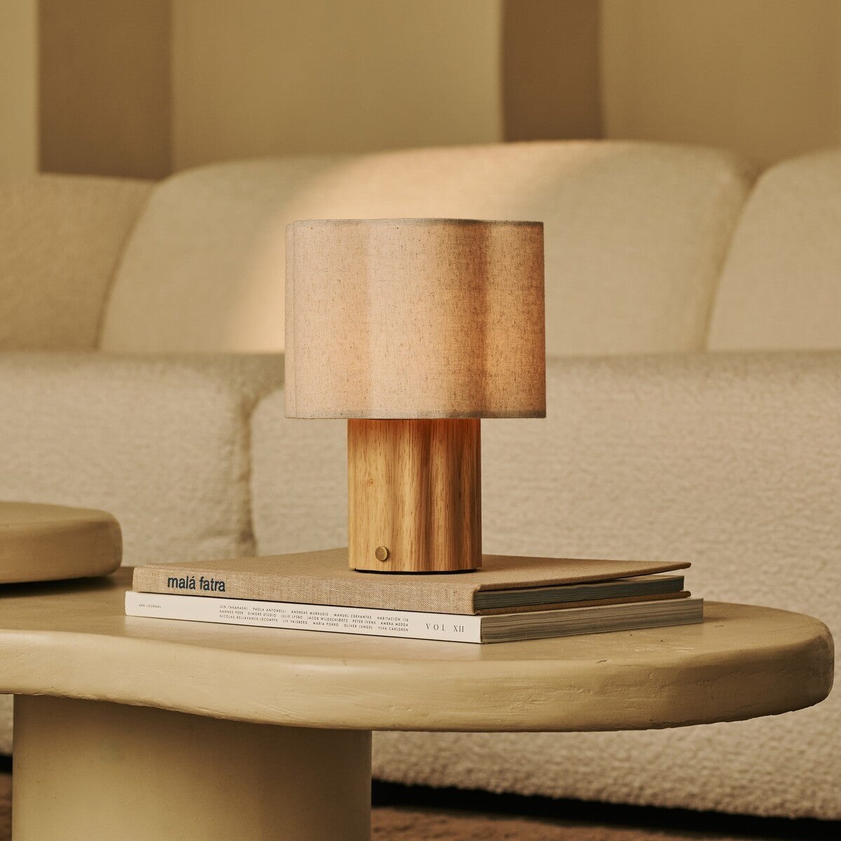 Tischlampe 'Yalisa' aus Holz mit Leinenschirm - wiederaufladbar, dimmbar