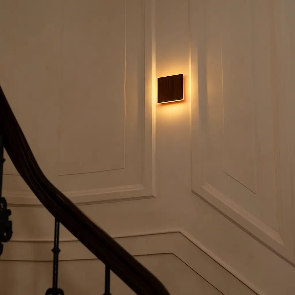 Wandleuchte 'Lane' walnuss - wiederaufladbare, dimmbare, nachhaltige Wandlampe