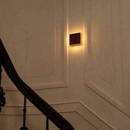 Wandleuchte 'Lane' walnuss - wiederaufladbare, dimmbare, nachhaltige Wandlampe